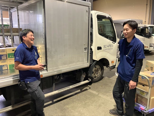 【集まってからの会話が楽しみ】
社員同士で今日あったことや、ある程度作業の終わりが見えたらプライベートの話をしたりと、日中は1人で作業する分、倉庫内では楽しい雰囲気で働いています。