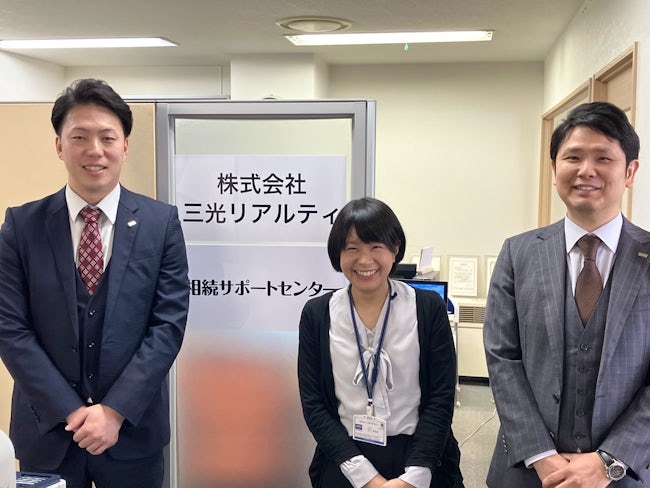 現在は営業2名と事務1名の体制で、事務所には必ず誰かが常駐しています。わからないことがあれば、いつでも気軽に質問できます。