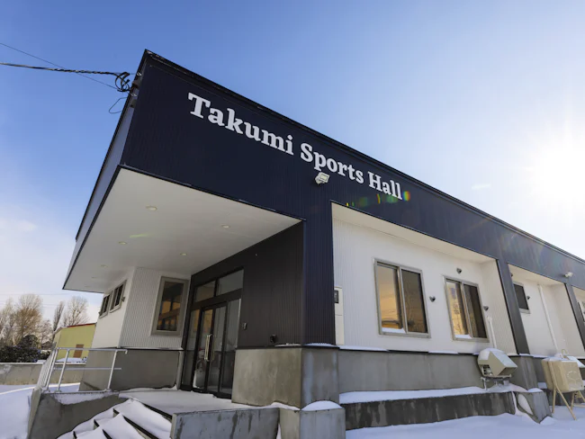 「地元応援」の一環として、スポーツ施設を建設。また野球少年団への支援、お祭りなどへの参加、除雪のサポートなどにも取り組んでいます。