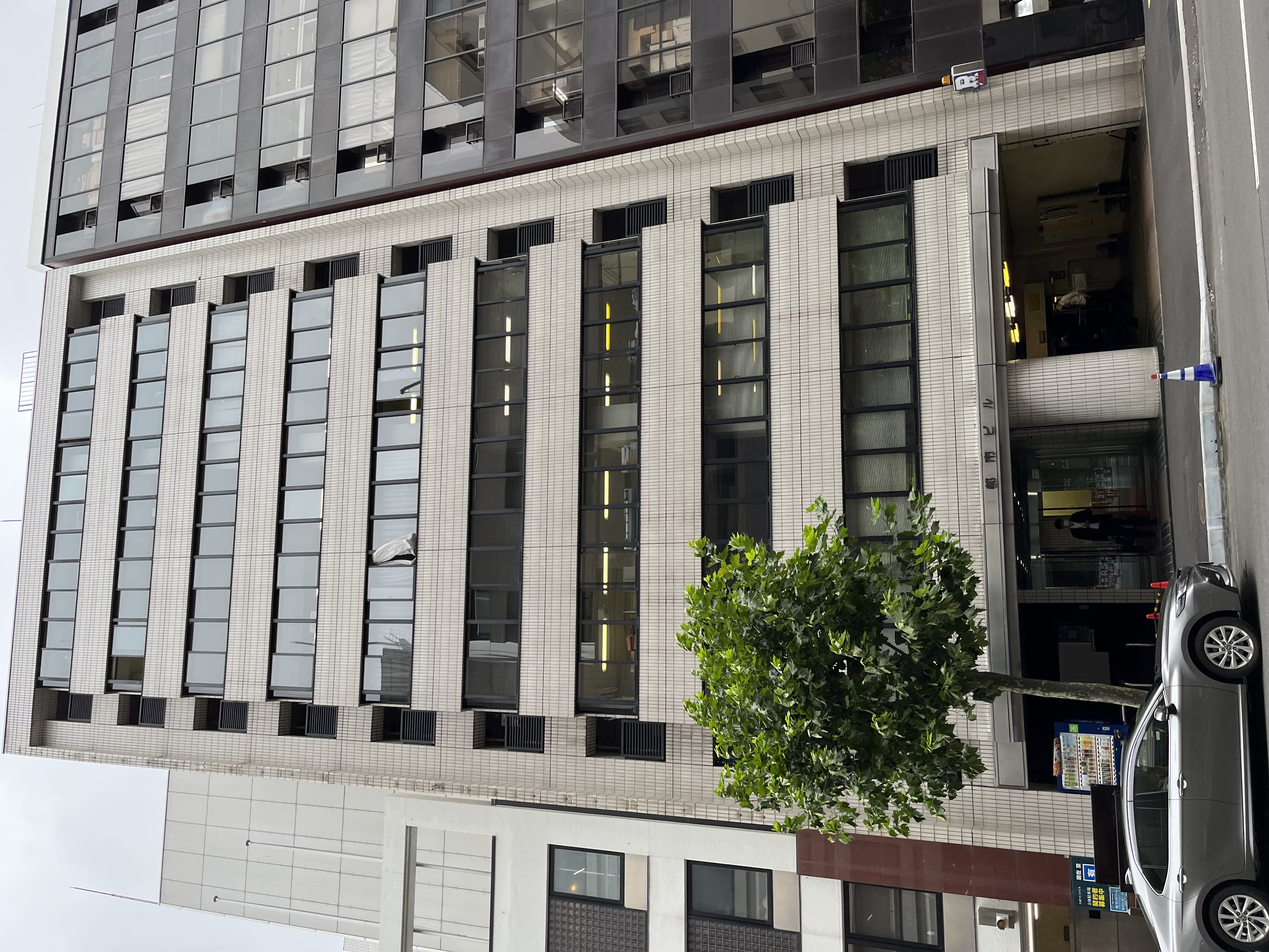 札幌支店がある都市ビルの写真です。地下鉄大通駅から徒歩で数分ですので、通勤に便利な立地です。