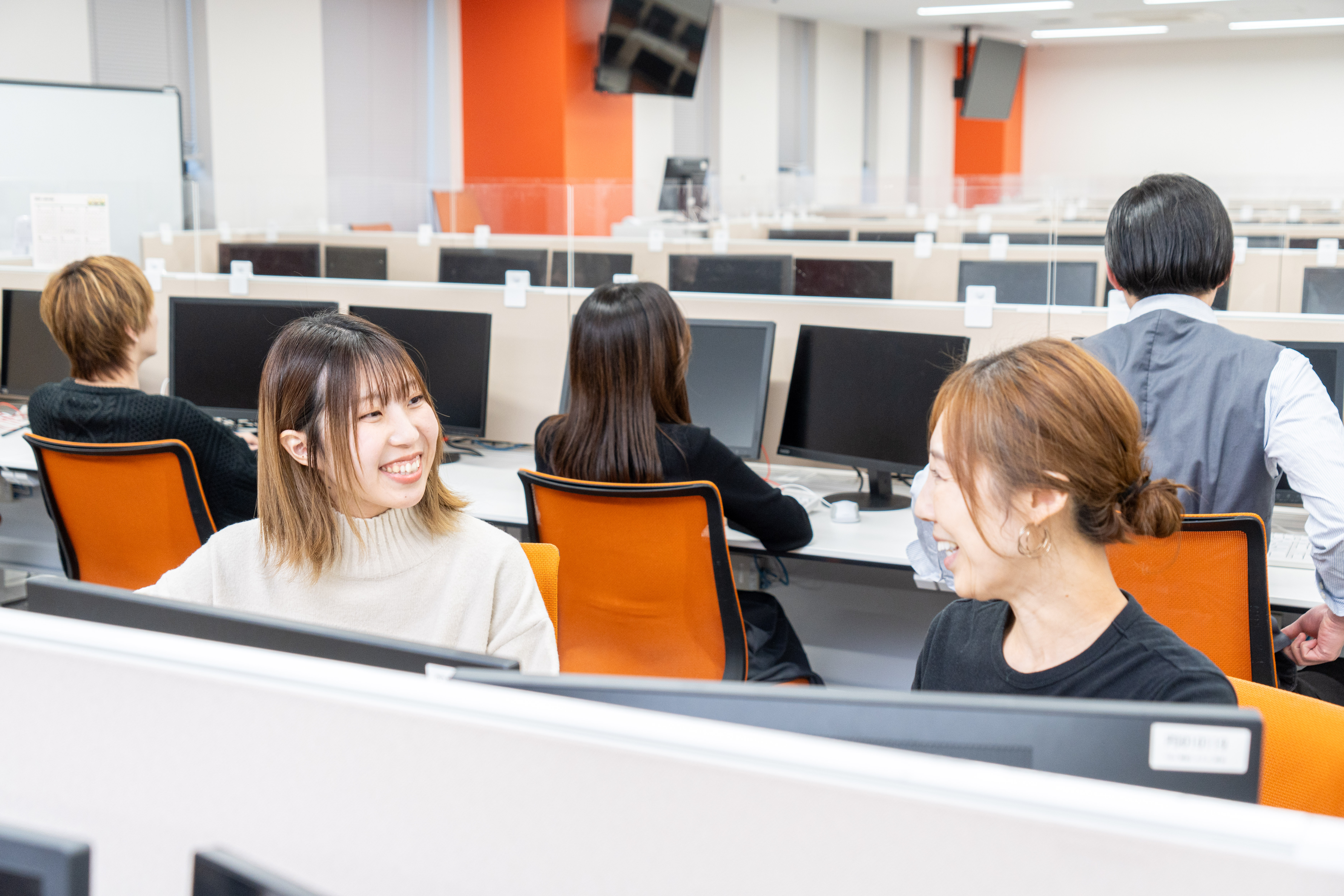 電話対応は、最初は1時間に2件程度からスタート。最初は管理者が対応内容を聞きながらしっかりフォローするのでご安心ください。