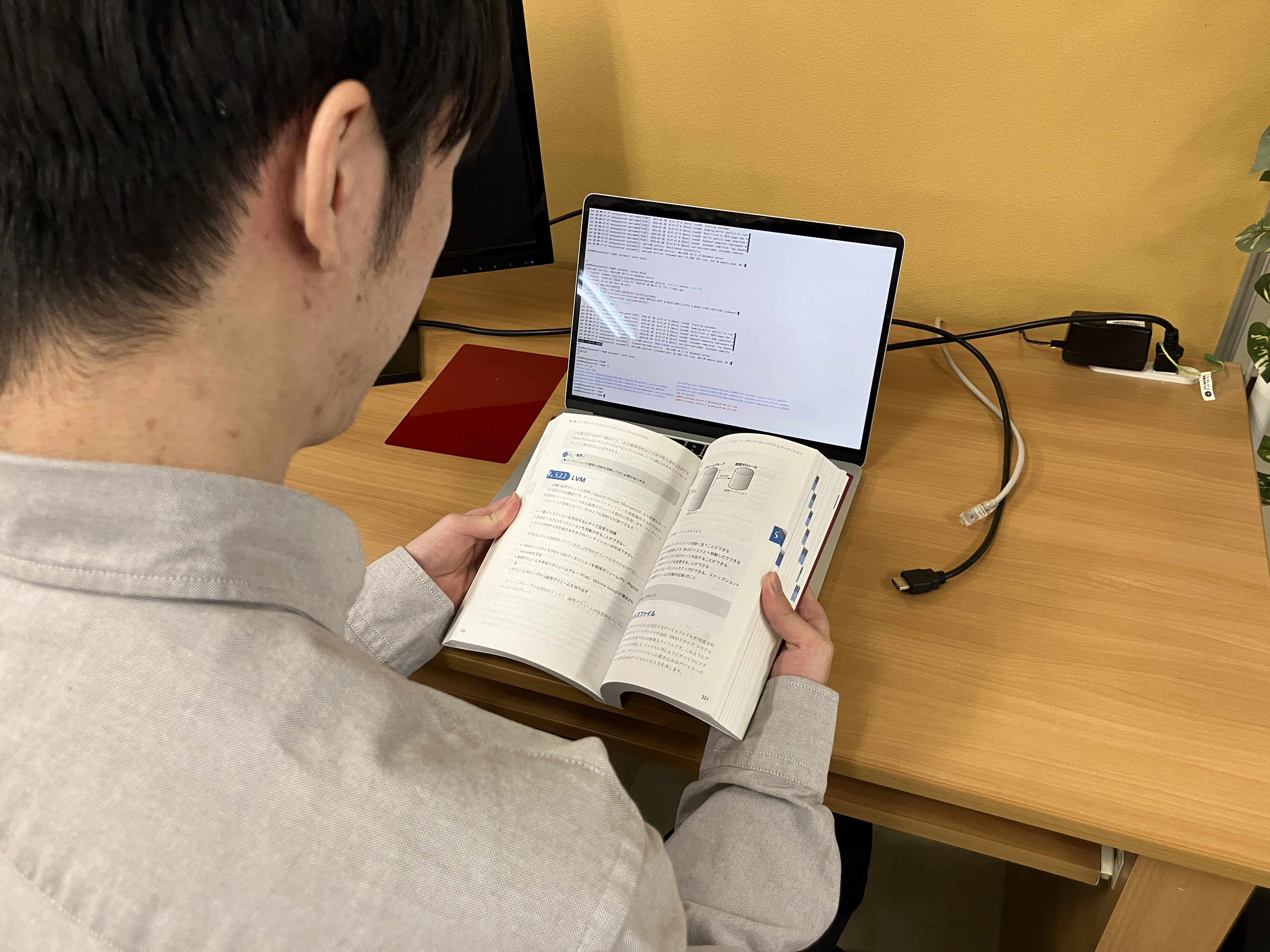 隙間時間に勉強もします。常に新しい技術や知識を吸収し、エンジニアとして成長し続けたいという意欲を応援。学ぶ姿勢をしっかりと評価し、バックアップします。