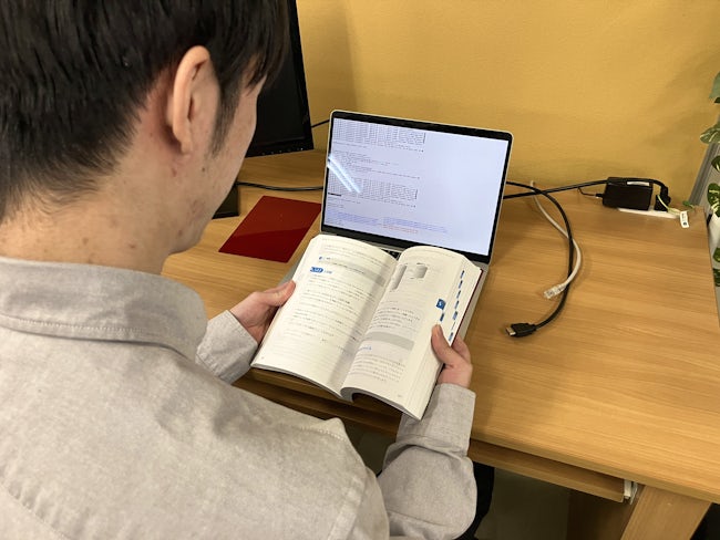 隙間時間に勉強もします。常に新しい技術や知識を吸収し、エンジニアとして成長し続けたいという意欲を応援。学ぶ姿勢をしっかりと評価し、バックアップします。