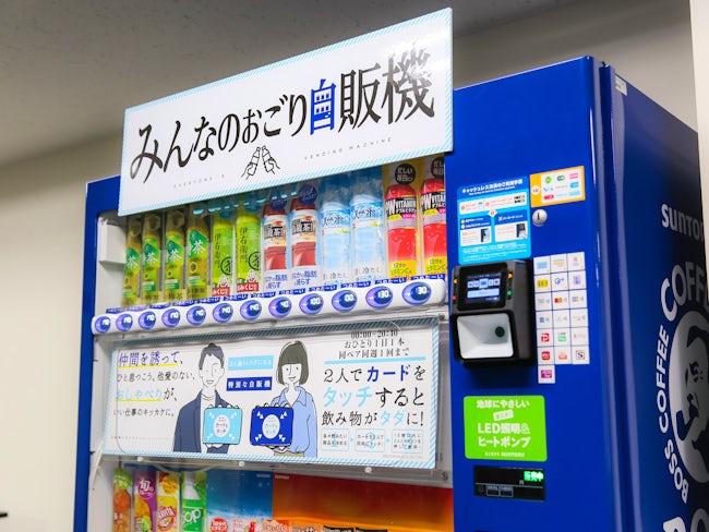 社員全員が快適に業務をおこなえるように、給与以外の待遇や福利厚生も順次整えて行く予定です。現在は、1日1本無料で飲み物がもらえる自動販売機を設置。社員にも喜ばれています。