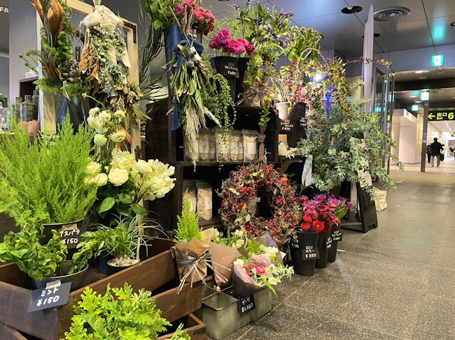 少しでもお花に興味を持ってもらいたい･･･そんな気持ちを込めて札幌駅地下歩行空間（チカホ）に出店した際の写真です。おうち時間が増えていることを背景に、お花に興味を持つ人が増えているのです。