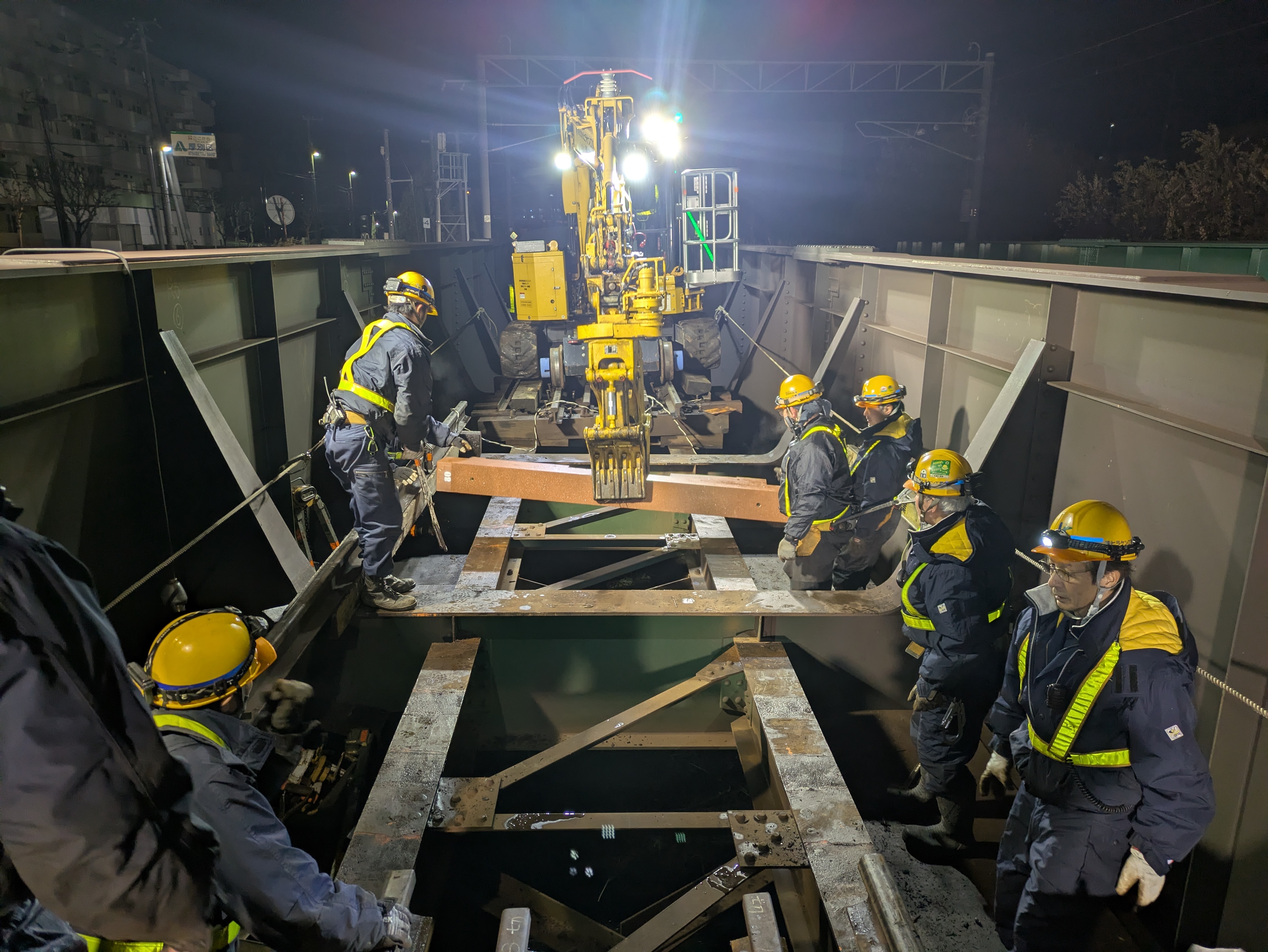 作業は10人程度のチーム制です。会社に集合し社用車で現場へ向かいます。