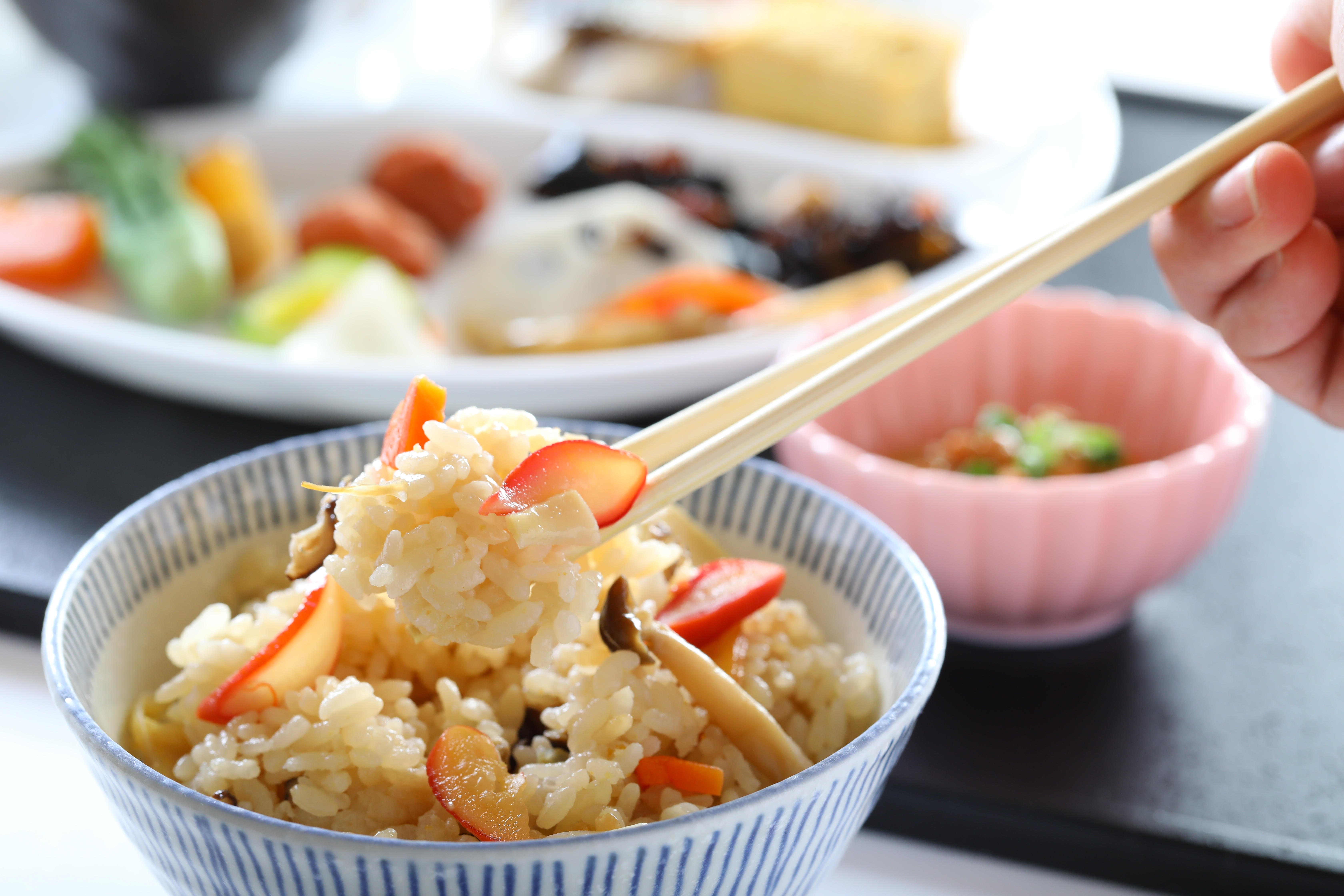 ＜苫小牧名物ほっきご飯＞宿泊だけでなく、「食」にも力を入れているホテルです。地元食材も取り入れながら、お客様がほっと一息つけるメニューを提供しています。