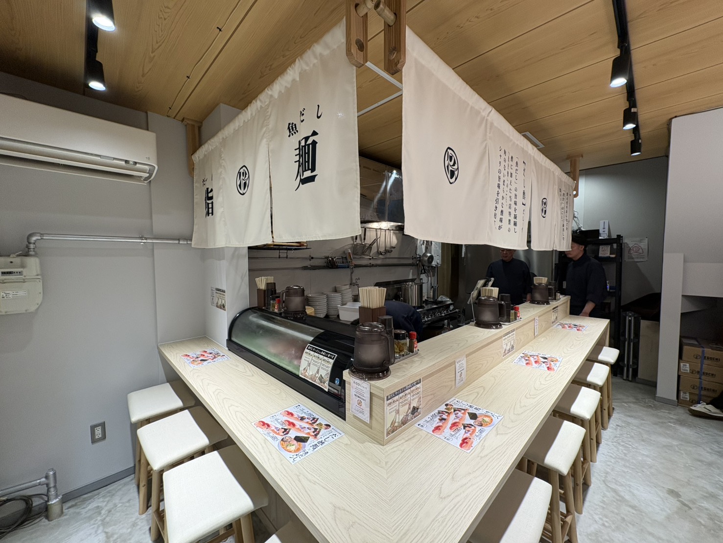 【店内の様子】
当社は北海道の魅力的な鮮魚を、目利きや鮮度保持処理をして全国の飲食店・水産卸売様へお届けしています。お客様はミシュラン3つ星店からこだわりの飲食店・水産会社様まで幅広く。