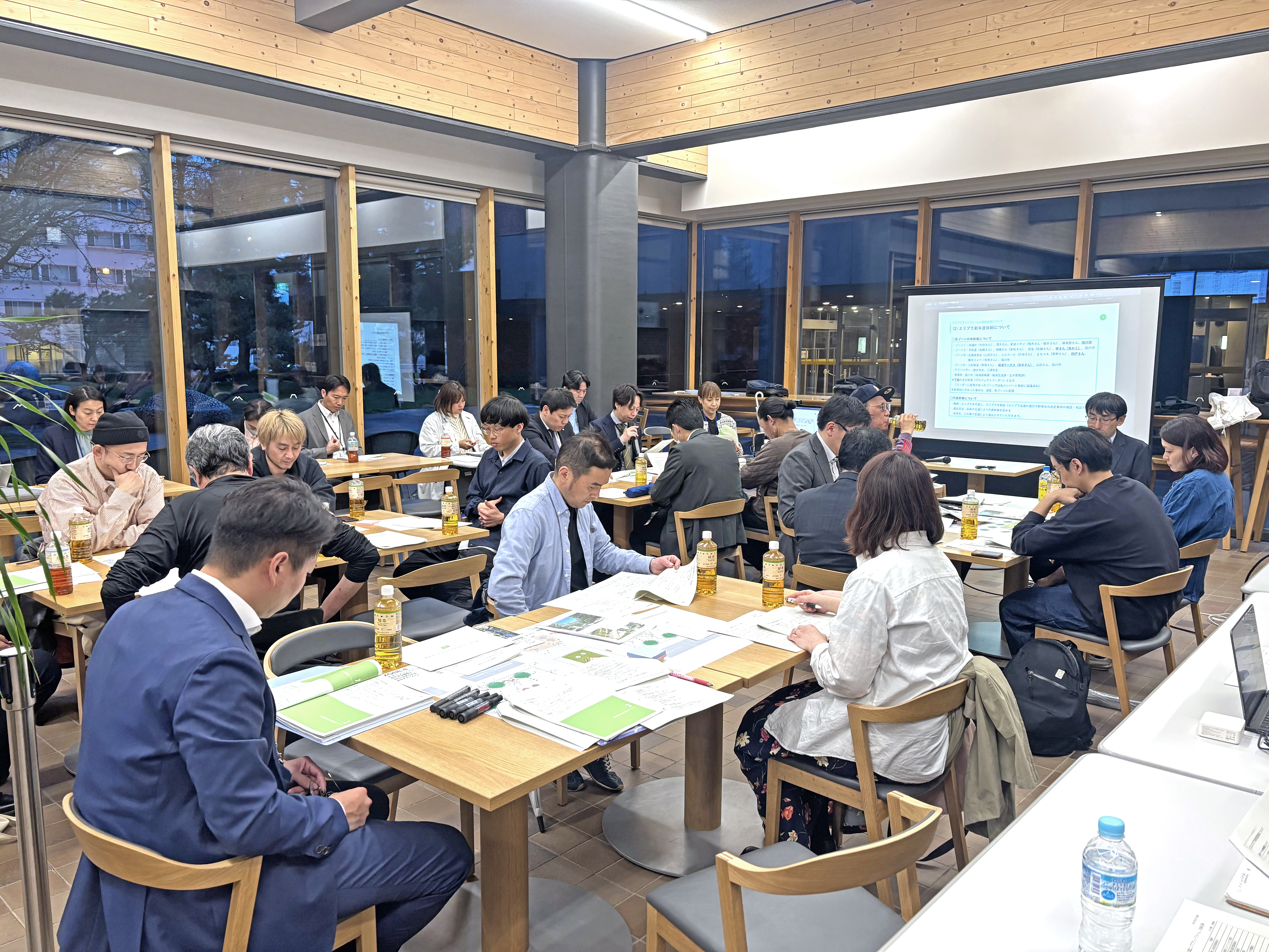 エリプラのメンバーは、買物公園エリアの事業者や一般市民、市役所職員や地域の関係団体の人々が集まって構成されています。様々なバックグラウンドを持つメンバーですが、共通していることはまちに対する愛！