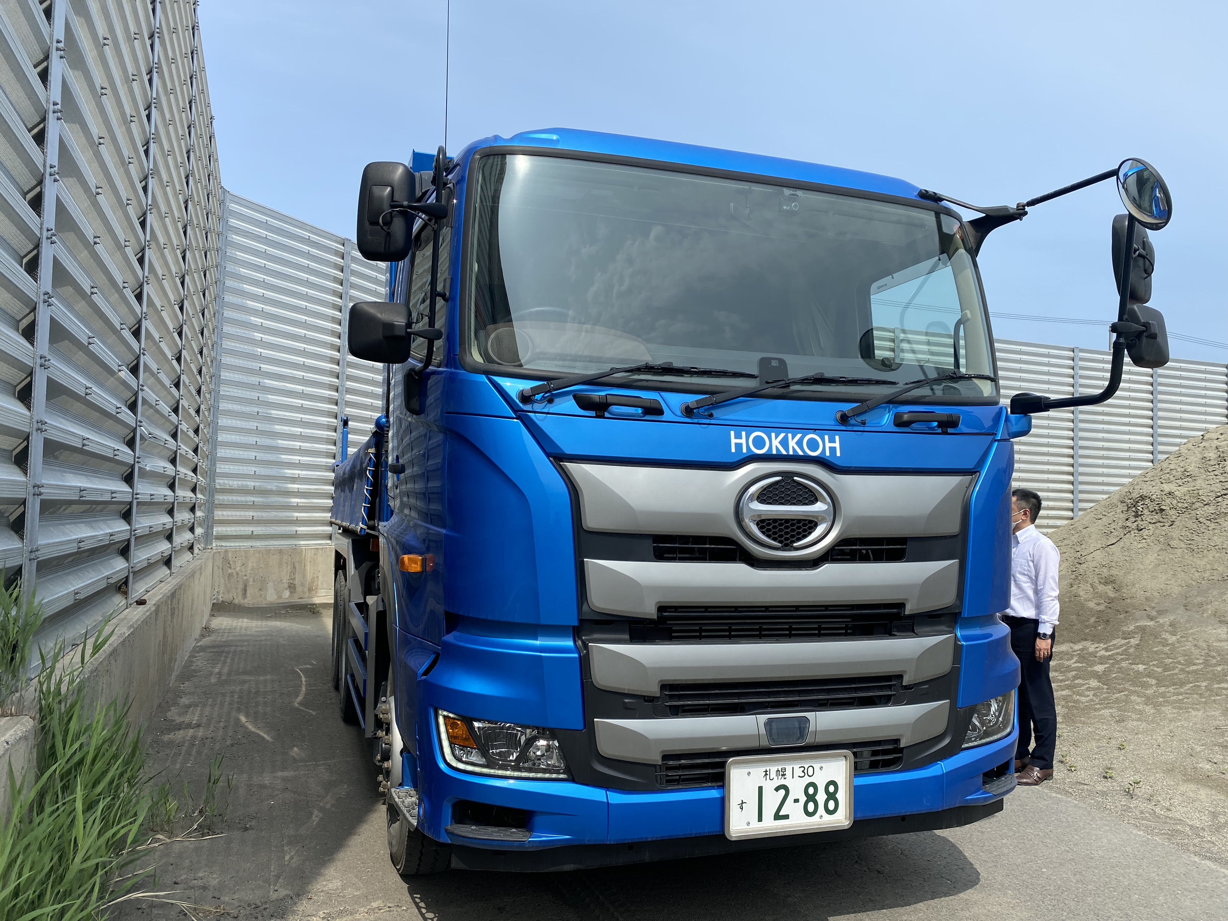 当社のカラーはマリンブルー。ロングダンプで骨材の運搬も担当していただきます。重機オペレーターとダンプ運転手を出荷状況に合わせて交代でお願いします。