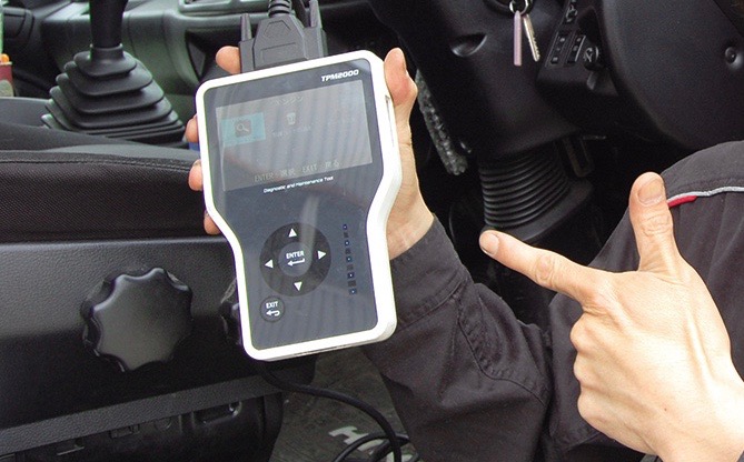 現在の整備の要の「CPU」の使用経験も豊富！
得られた数値から、故障の原因等を突き止めます
これからしっかり覚えたいという方に一所懸命教えます！