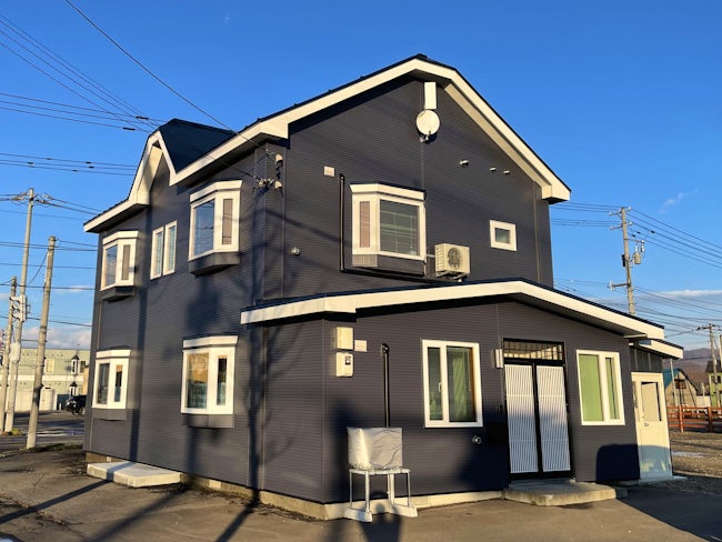 会社から車で7分の場所に社宅があります。通いやすさはもちろん、すぐ隣にはコンビニもありますし生活に困ることはありません。昨年11月にはリフォームし、新築同然!