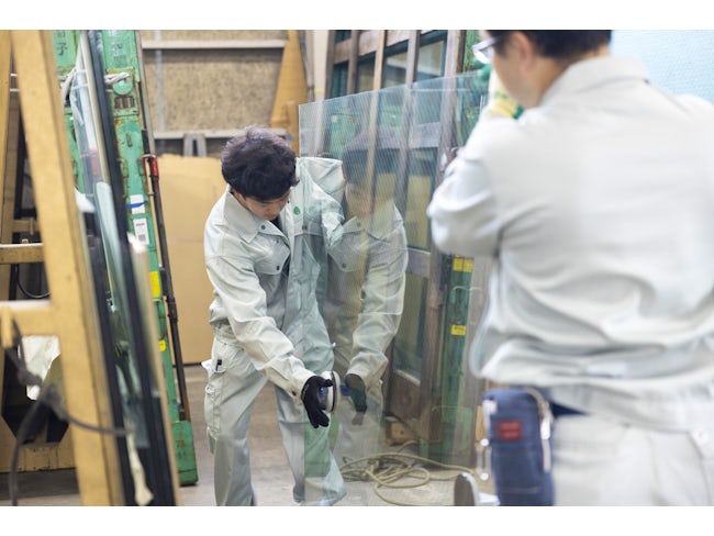【作業員②/チーム作業】
大きなガラスは必ず二人以上で。搬入も取付もペアで作業をします。コツコツ作業ではありますが、一人で黙々...というよりも、みんなでワイワイという感じです。