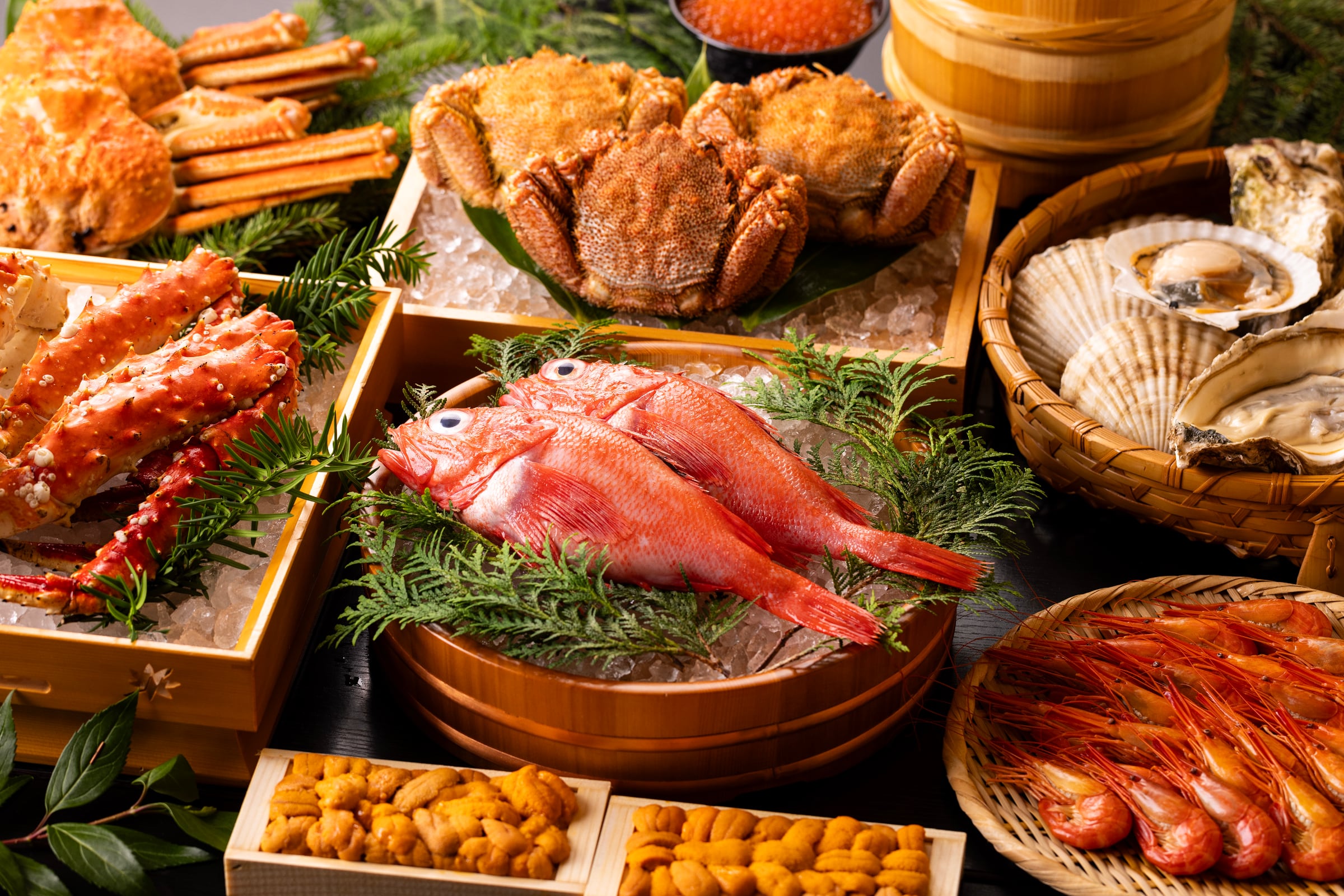厳選されたオホーツクの山海食材を使用し、腕利きの料理人達が丹精込めて美味しい料理を提供。従業員もまかないが食べることができるのも大きな特典の1つです。