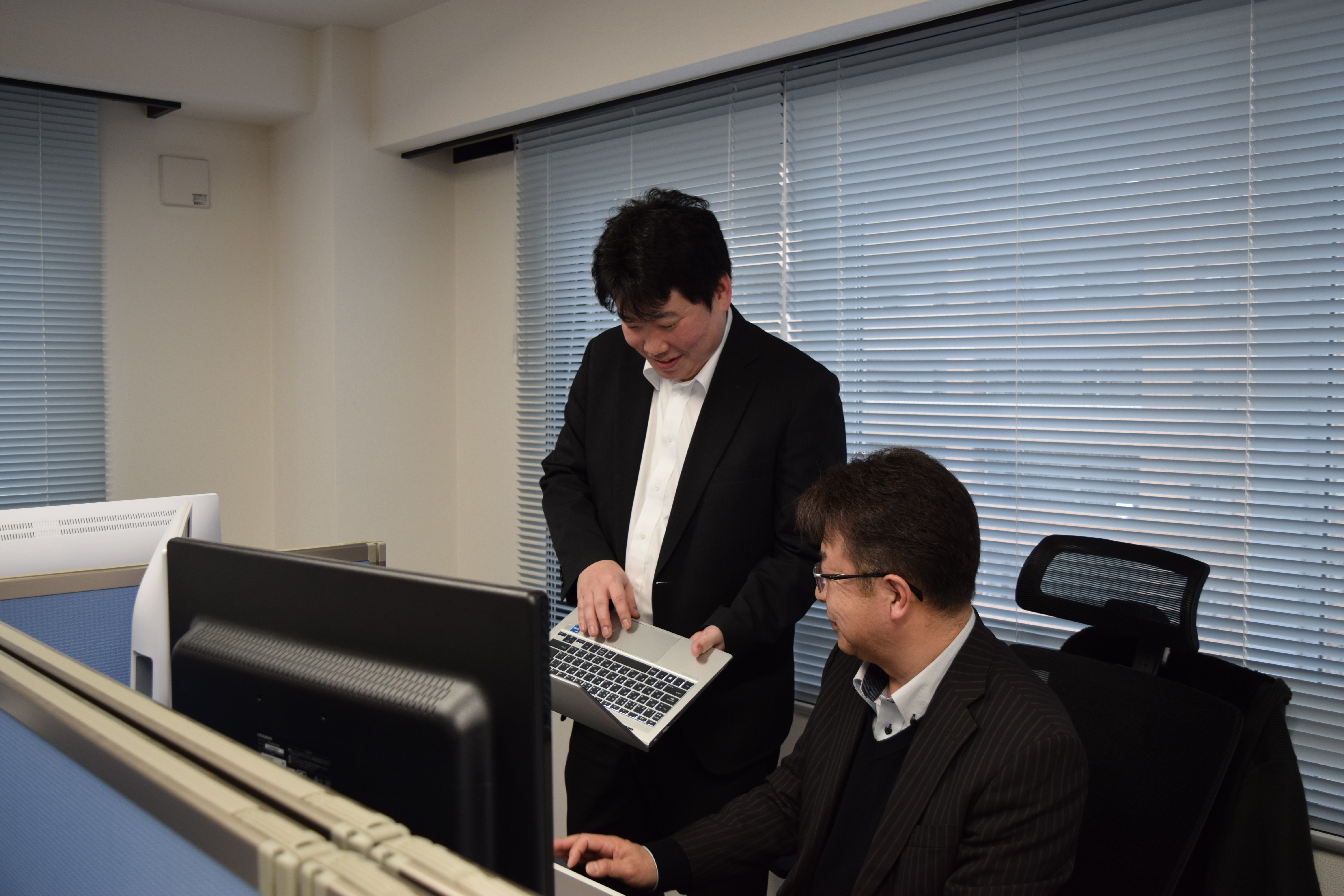 既製製品で対応できないお客様は、SE兼営業の中島さんに相談して対応してもらいます。支店長や先輩との距離も近く、困った時はすぐに相談できる環境ですのでご安心ください。