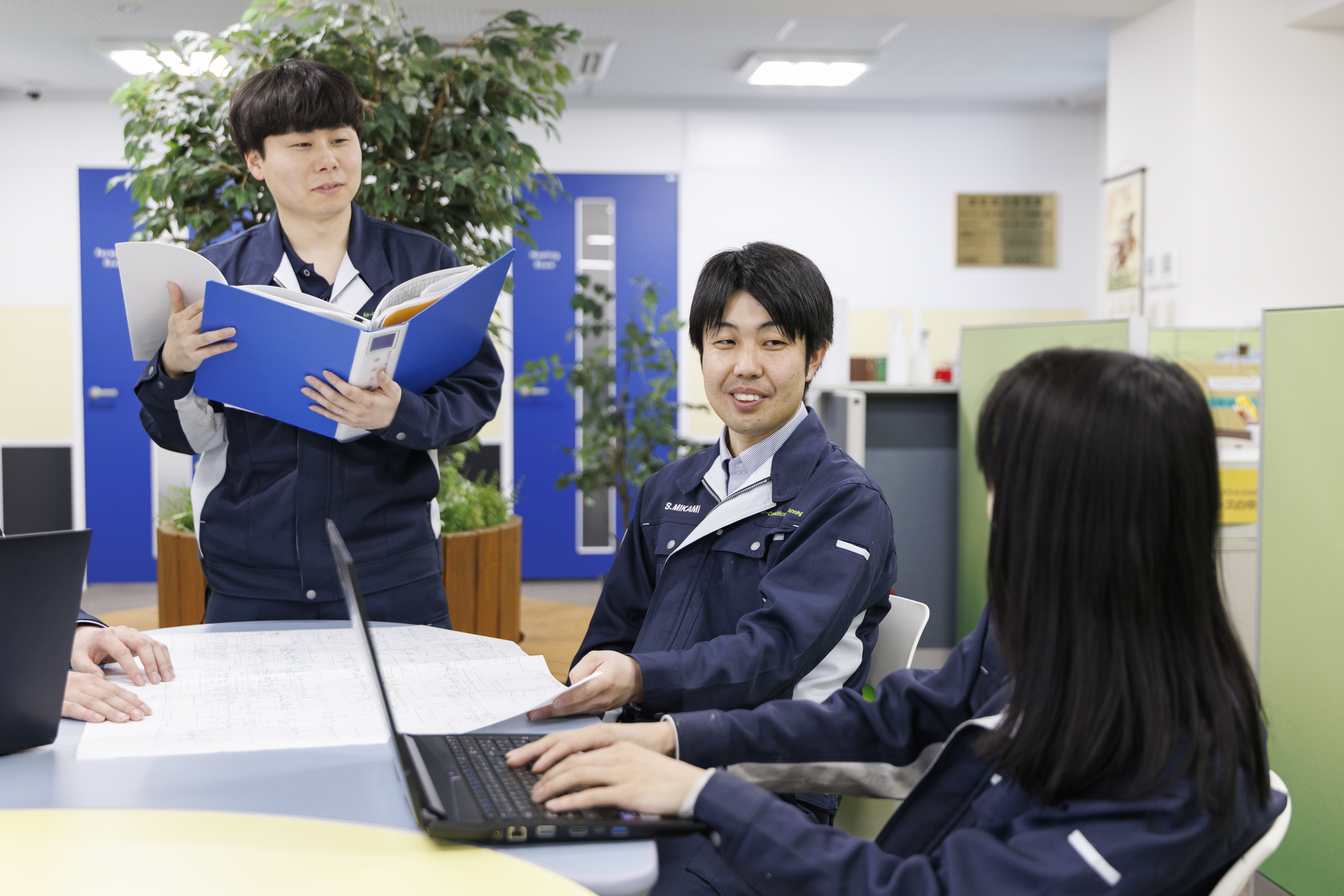 高校時代に野球に打ち込んだ若手から、20年以上勤めるベテランまで、幅広い世代が活躍しています。年齢が離れていても壁はなく、休憩時間は雑談で盛り上がるほど。可愛がられながら成長できる雰囲気があります。