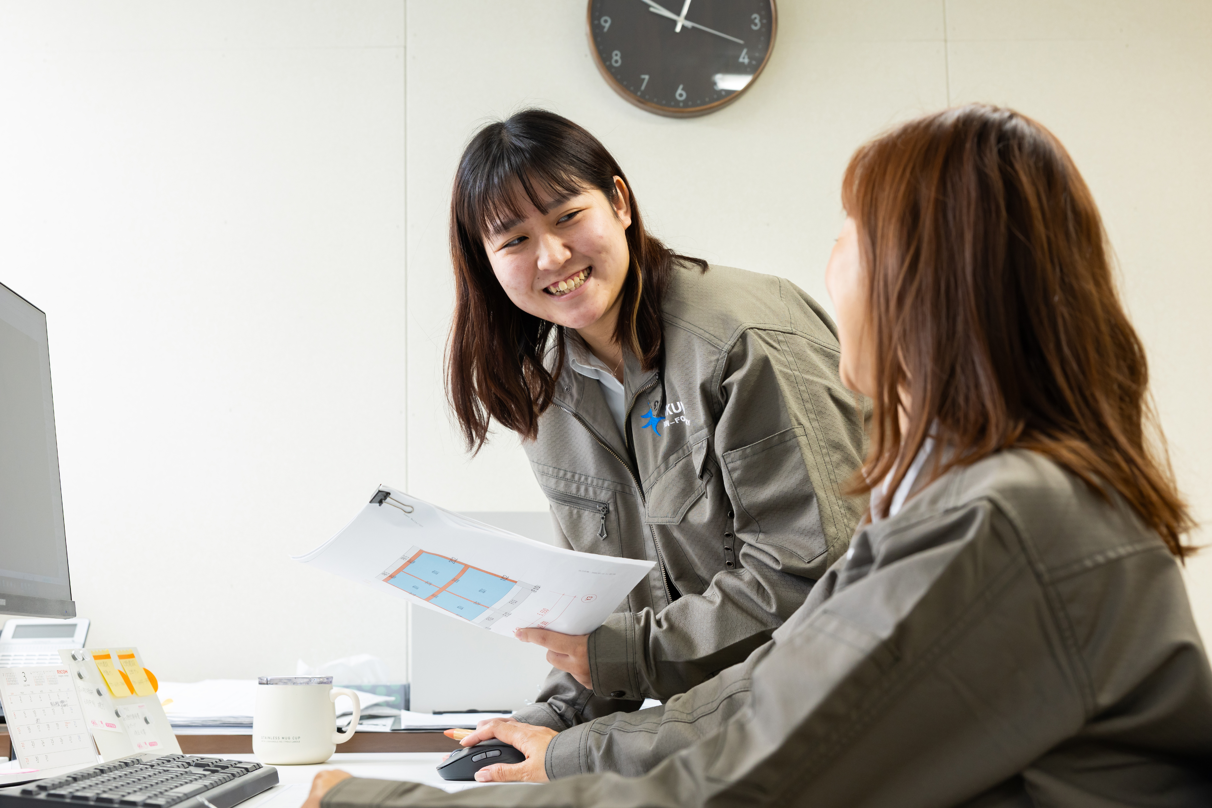 【事務スタッフより】あなたからいただいた応募のお電話は私たちが対応すると思います。明るい雰囲気の職場なので、新人さんも安心してスタートできると思いますよ！お電話待ってます♪