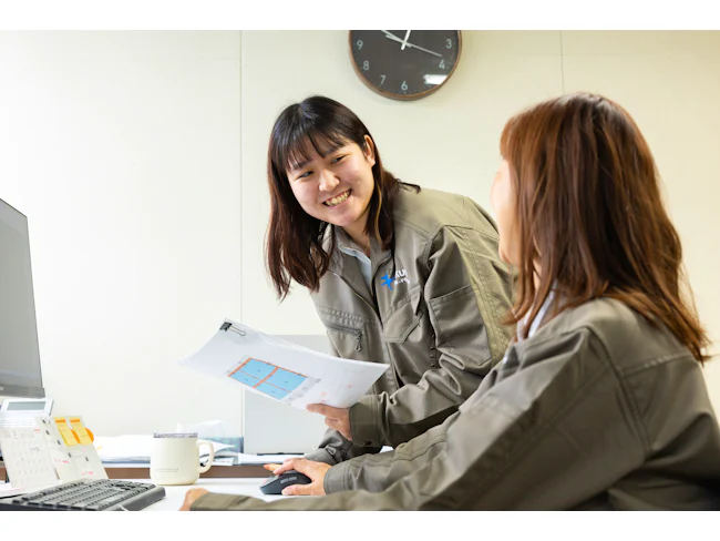 【事務スタッフより】あなたからいただいた応募のお電話は私たちが対応すると思います。明るい雰囲気の職場なので、新人さんも安心してスタートできると思いますよ!お電話待ってます♪