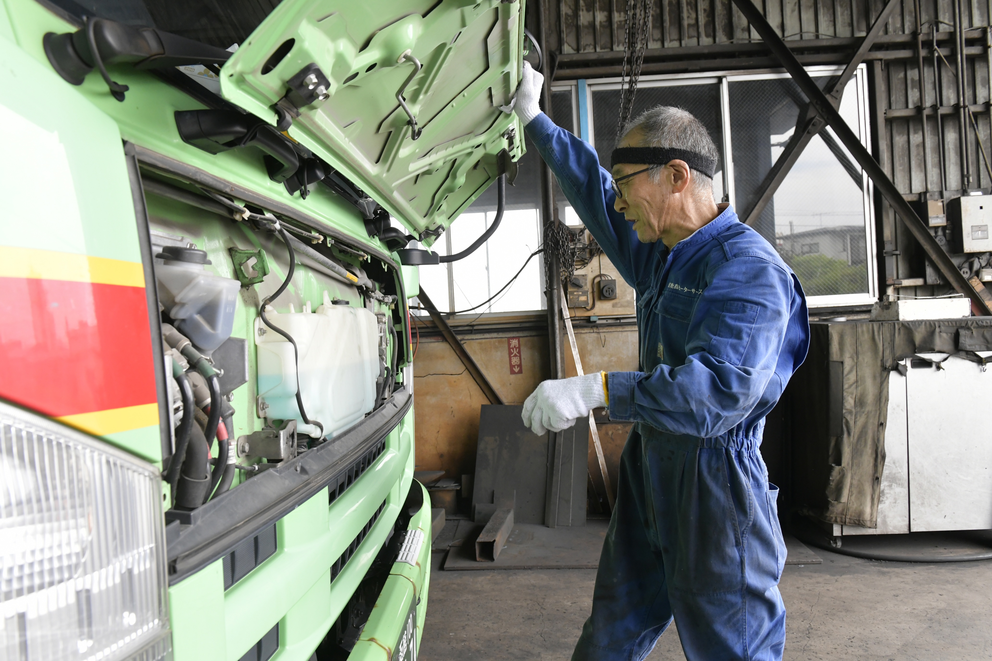 トラックやバスなどの商用車整備がメイン。「車が動かないと仕事にならない」というお客さまの切実な頼みに応え、「助かった！」と直接感謝されるのが醍醐味です。物流や地域の暮らしを支えるやりがいがあります。
