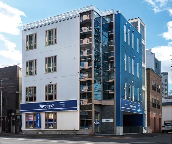 オフィスは､地下鉄｢円山公園駅｣より徒歩2分の好立地！（交通費は全額支給）
1階に｢賃貸事業部｣､2階に｢管理部｣､3階に｢建設部｣・「売買部」と部門毎にフロアが分かれています