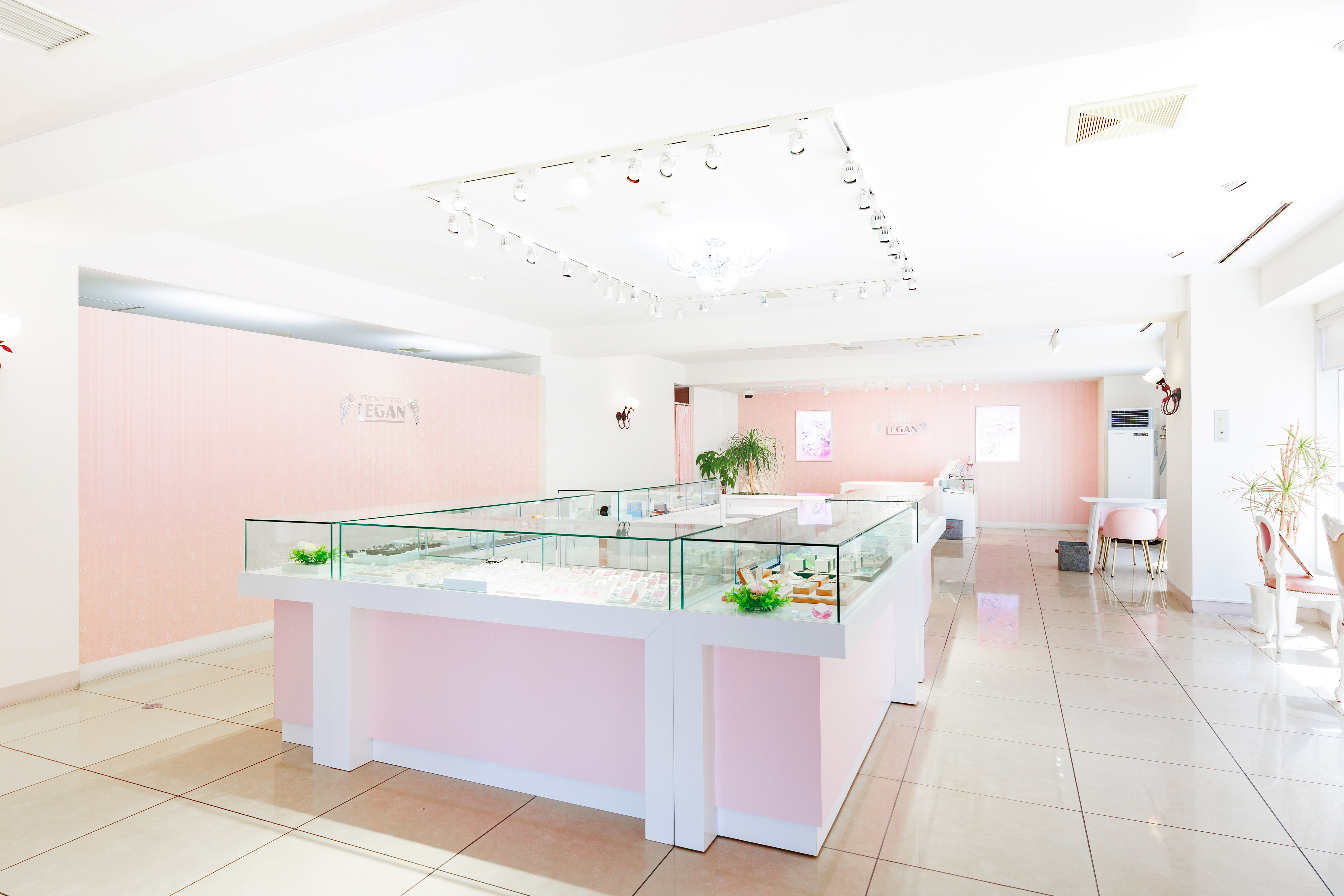 約1,000種類の指輪を陳列して広々とした店内、休憩スペースもあります