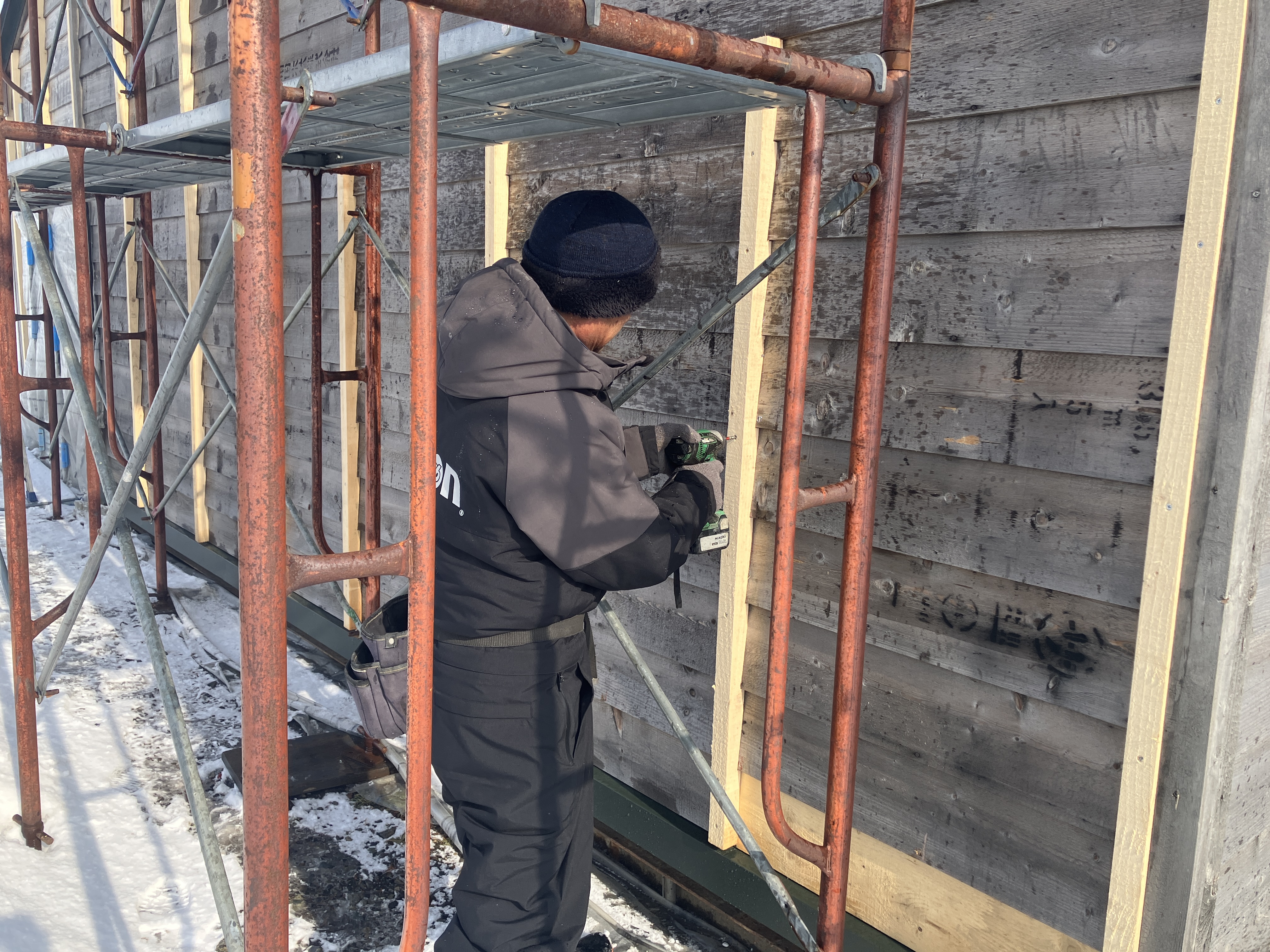 【62haの広大な圃場で活躍】お米を中心に、小麦や菜種の播種・管理・収穫を担います。夏は屋外での作業がメインですが、冬は農機具の修理や溶接、格納庫の建設など、一生モノの技術を身に付けられるのが強みです！