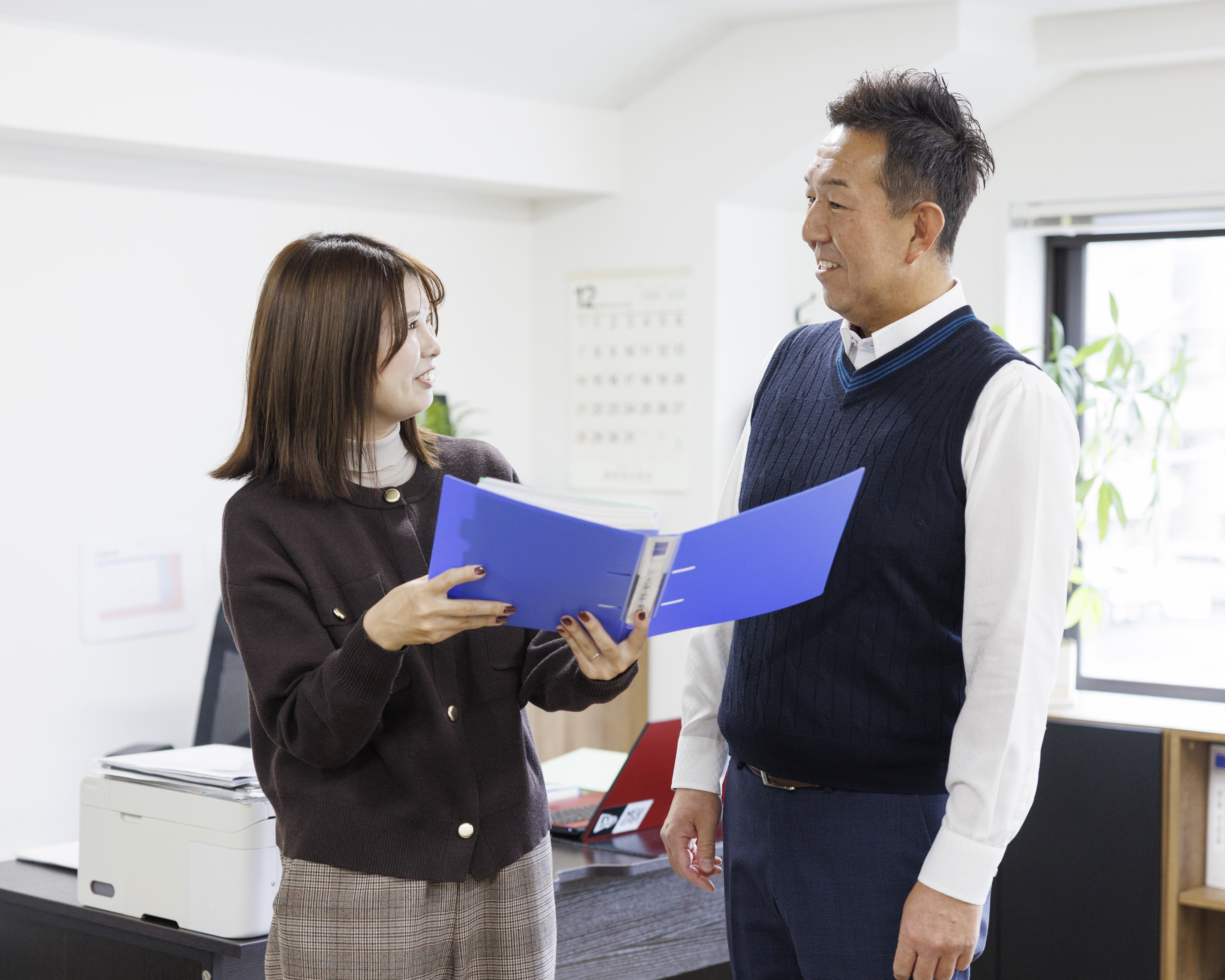 土日祝休みと水日祝休みを隔週で交代｡平日の休みは病院や銀行の用事を済ませやすく､空いているお店でゆっくり過ごせるなど、多くのメリットがあります。月に2回程度の平日休みを活用して､便利さを実感してください！