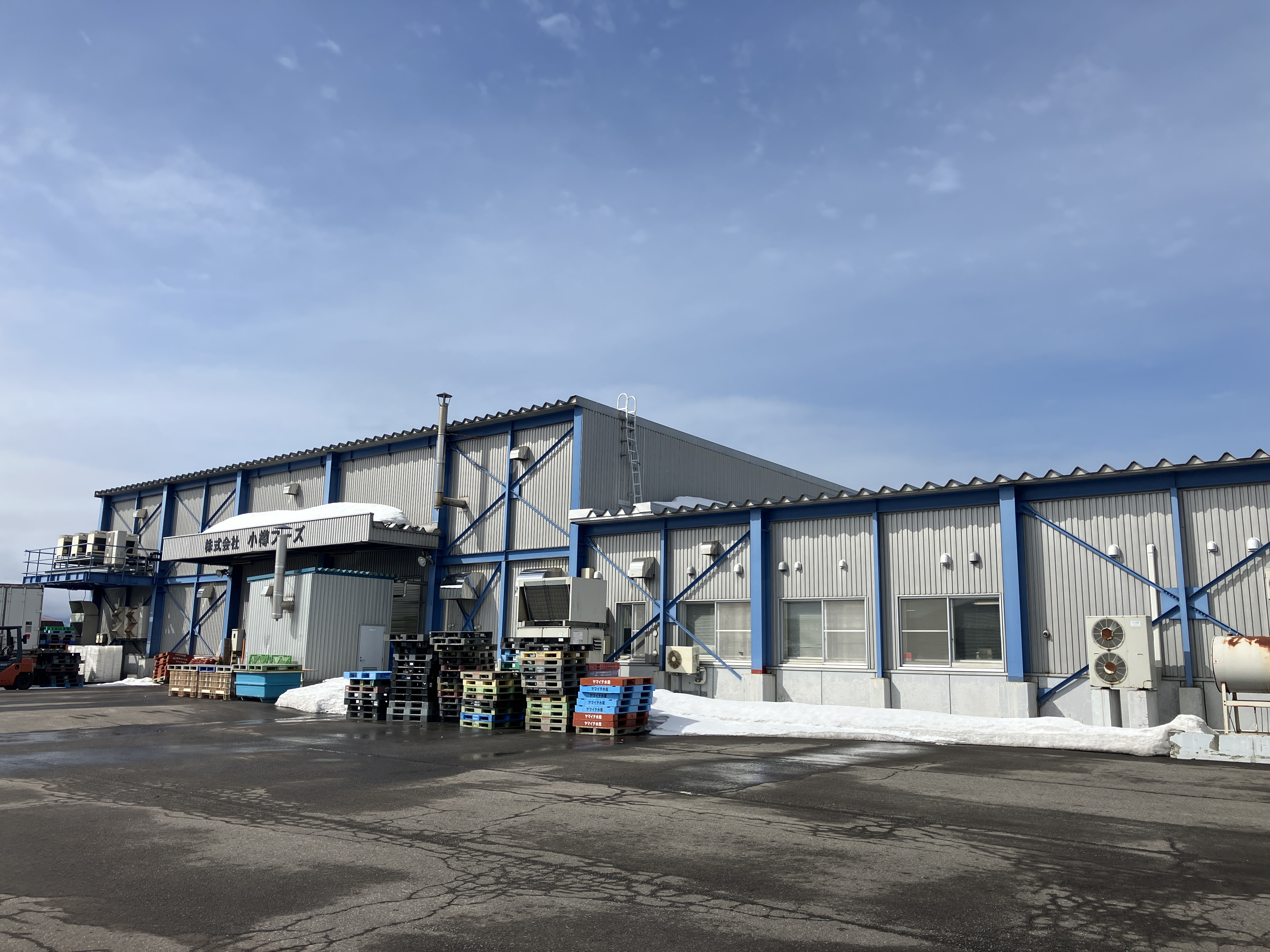 手稲区や北区から車で10〜30分程度と通いやすい立地です。無料駐車場も完備！冬場は天候への配慮もあり、無理なく安全に通勤できるよう柔軟に対応しています。