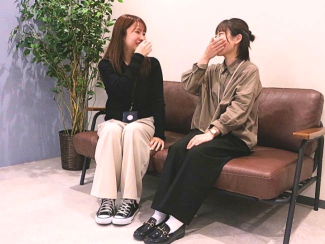 想像する事務職と少し違うかもしれませんが、1日中PCに向き合って…ということはなく、メンバー同士で仕事の進み具合を確認しあったりコミュニケーションをとることが多いです!