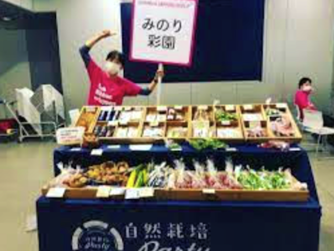 採れた野菜や加工品をマルシェなどで出店販売します。働いている職員の前職はケアマネジャーや看護師など農業とは全く異業種で現在も活躍しています
