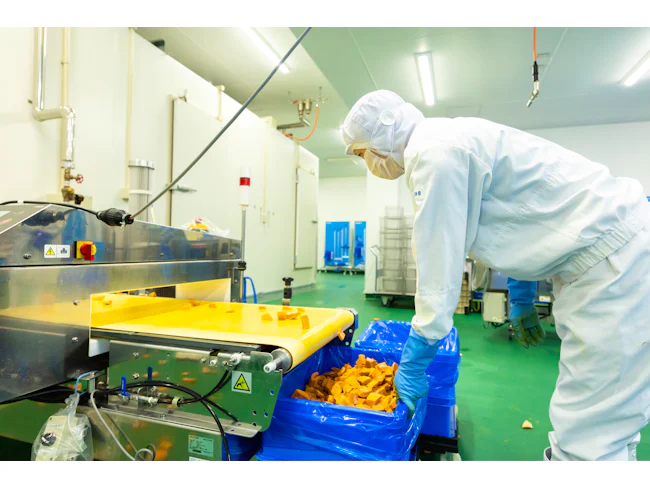 【基本的な製造工程(9)】
冷凍が完了したら、いよいよ最終段階の梱包作業へ。最後は人の手で丁寧に重さを量り、出荷に向けて準備を行います。厳しいチェックをクリアした製品だけが、皆様のもとへと旅立つのです。