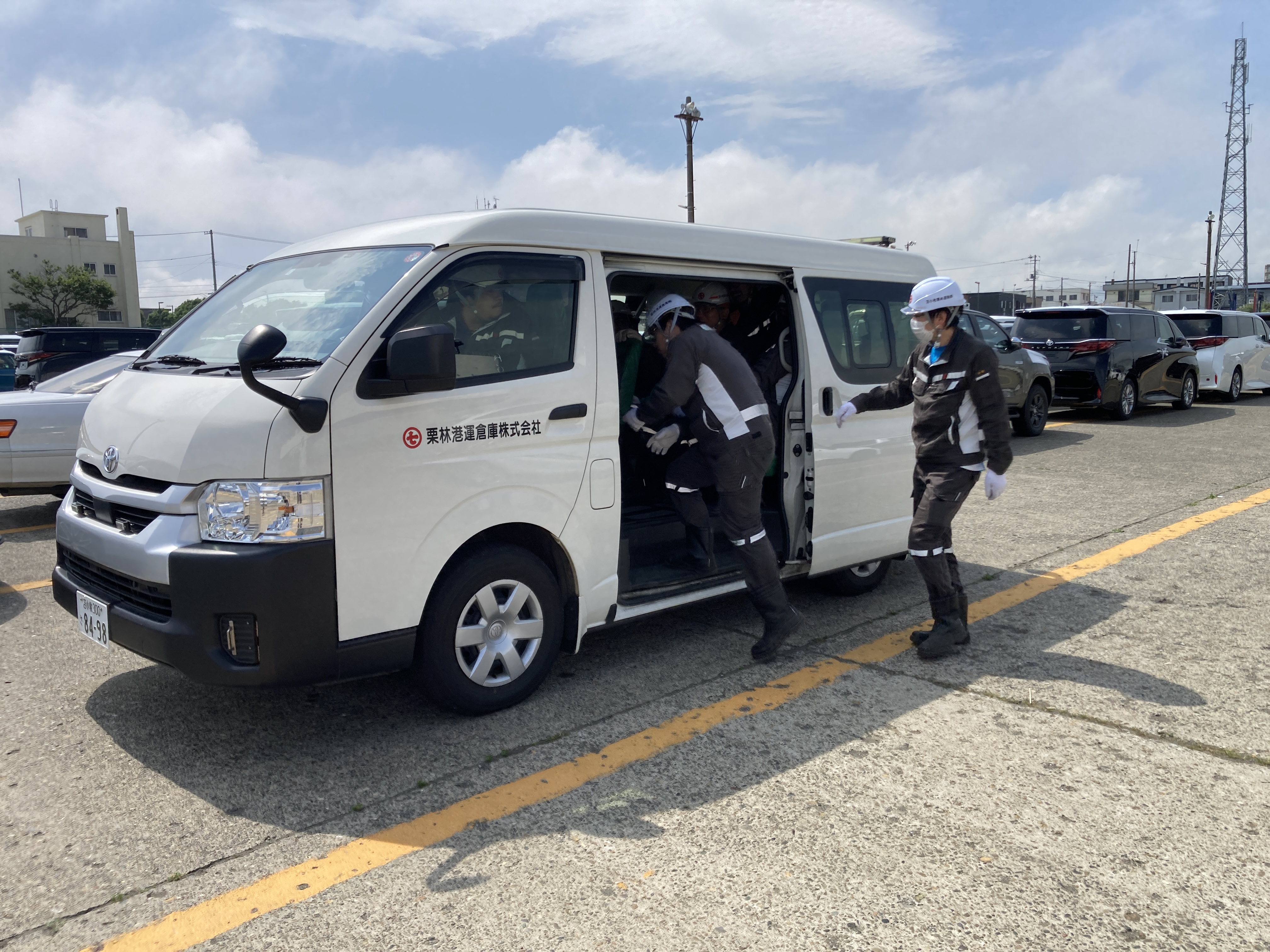 車両運搬船と所定の車両停車場との往復です。車を停車場へ下ろしたら、送迎用の社用車がスタッフをピックアップし運搬船へ戻ります。固縛作業は協力会社が行うためなし。停車場へ車両を停めたら目視点検を行います。