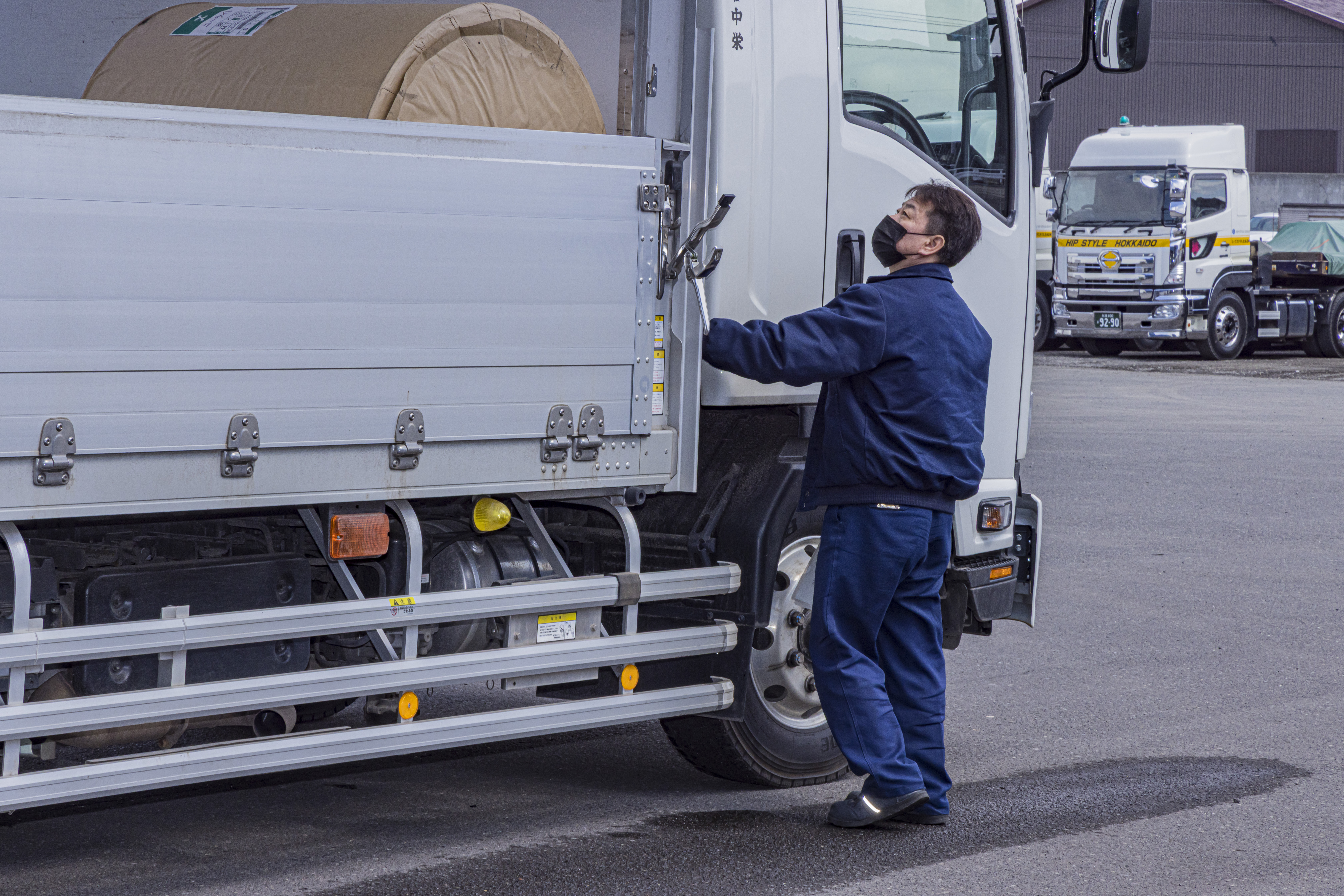 【「速さ」より「慎重」に】
パレットは木製で、リフトの爪を数センチ刺しすぎただけで製品を傷つけてしまいます。運転も荷物を傷つけず安全に届けることが使命。より「慎重」に、より「丁寧」にが重要となります。
