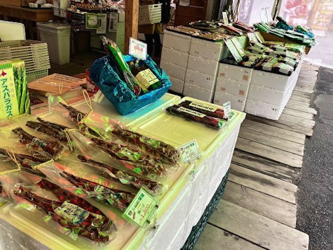 当社では朝市食堂だけでなく、海産物を含めたさまざまな土産品も販売しております!
