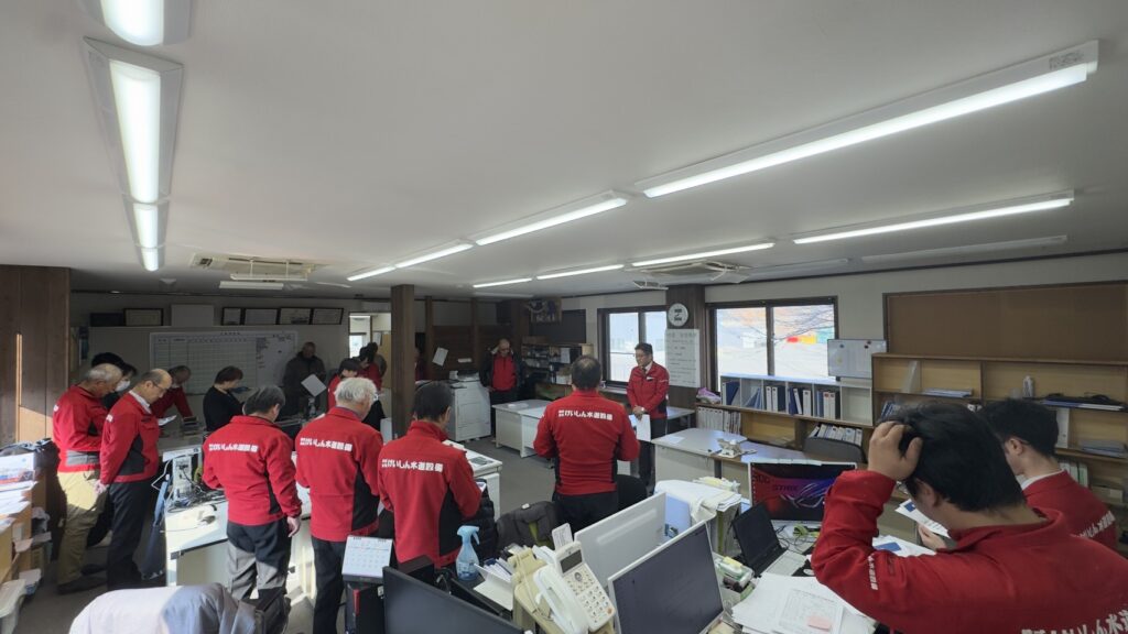 全体朝礼では単なる業務連絡に留まらず、社長のスローガン発表や現場の進捗報告、安全講話で足並みを揃え、誕生日を祝い合う温かい文化もあります。この定期的な朝礼が、強固な組織の一体感を生む原動力です。