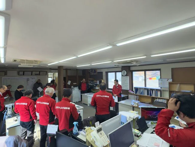 全体朝礼では単なる業務連絡に留まらず、社長のスローガン発表や現場の進捗報告、安全講話で足並みを揃え、誕生日を祝い合う温かい文化もあります。この定期的な朝礼が、強固な組織の一体感を生む原動力です。