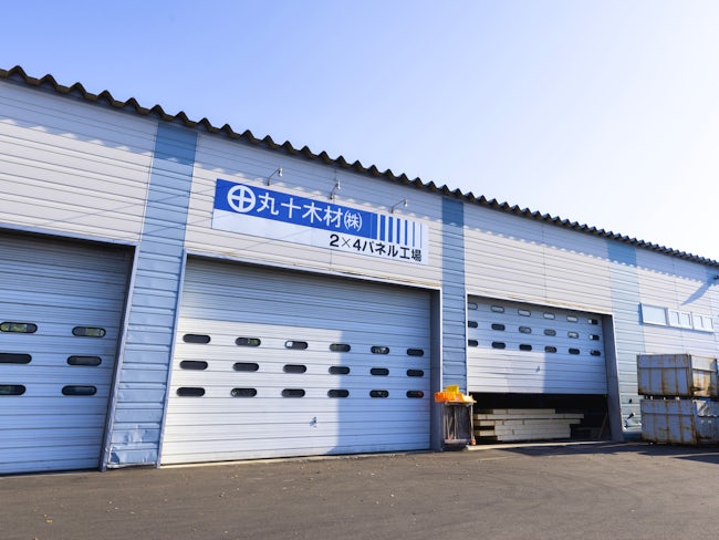 拠点は本社の帯広2拠点、釧路、札幌（石狩）とありますが、転勤はありません。各工場は大きく先進的な設備を導入しています。