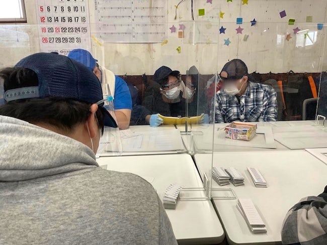 <屋内作業の様子>利用者さんの横につきながら、作業内容を教えていきます。