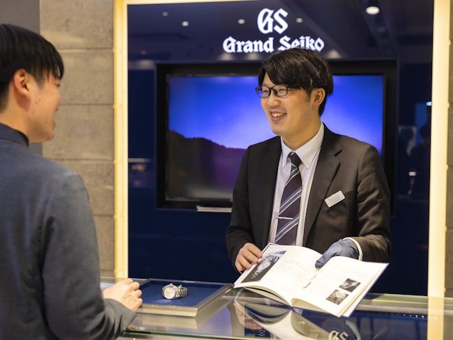 当社の接客は「寄り添い型」で、接客方法は拘っています。決してこちらから売りたい商品を売るのではなく、お客様の人となりを知り、マッチする商品に出会ってもらうためのお手伝いをするイメージで接客しています。