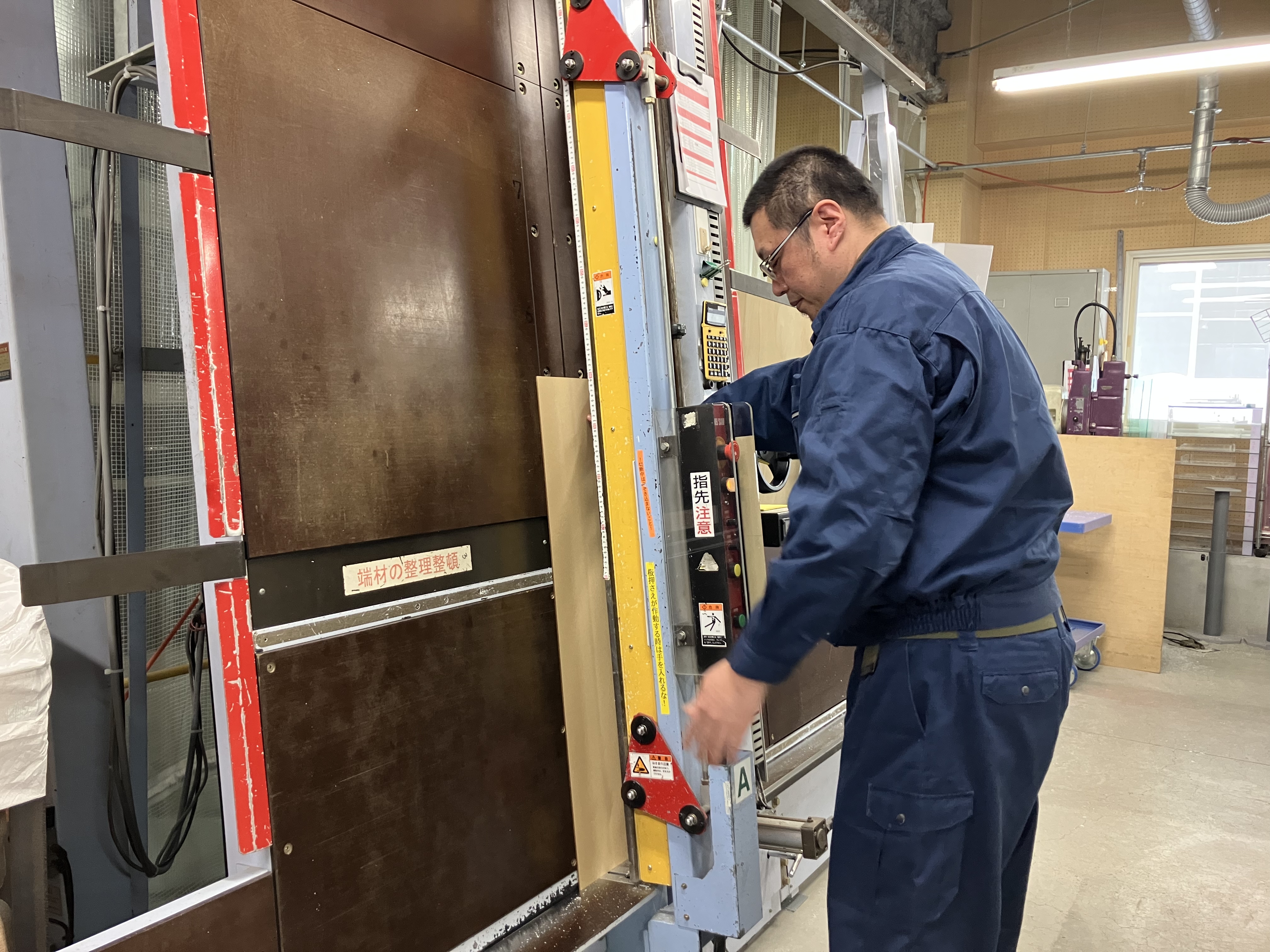 【作業1】材料（一枚の板）を、機械を用いて必要な大きさにカットします！制作するものによっては、更に大きな切断機械を使用することもありますよ。