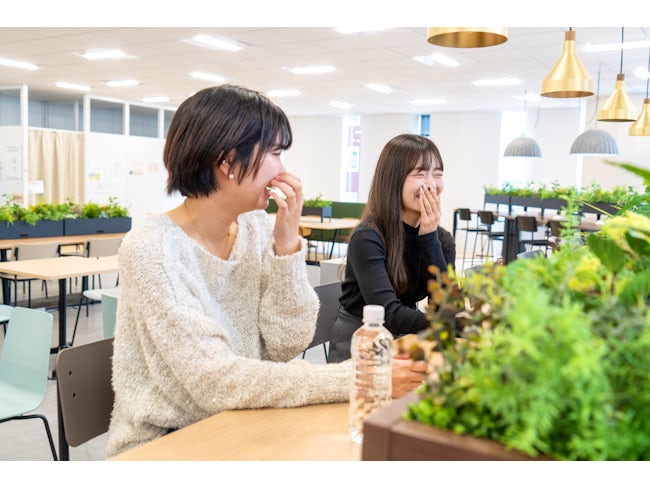 同じ職場では30〜40代の方が多数活躍中!8〜9割が女性で、主婦の方も活躍しています。17時には勤務が終わるので、子育て中の主婦(夫)の方も安心して働けます。
