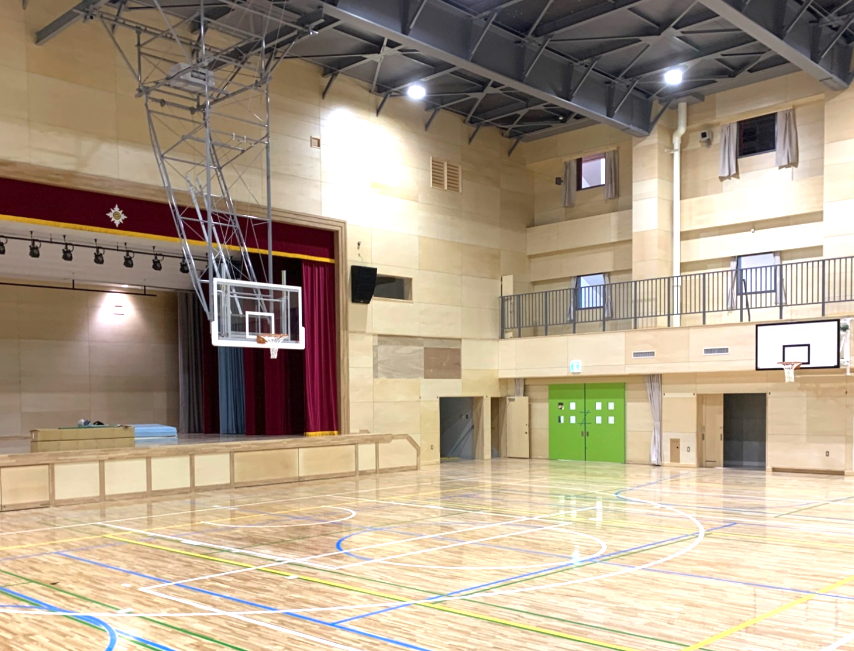 【公共施設の案件が多く、年間安定！】
体育館にあるバスケットゴール公園の遊具…。色々な器具を通じスポーツの発展＆感動を生み出すお手伝いをしています。