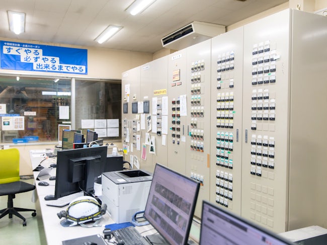 製造ラインは部門毎に独立した建物に分かれており、効率的な生産体制を構築。各製造棟にはPC操作室が併設され、機械異常の早期対応、的確な判断を行うことで大規模な生産ライン全体のスムーズな稼働を支えています。