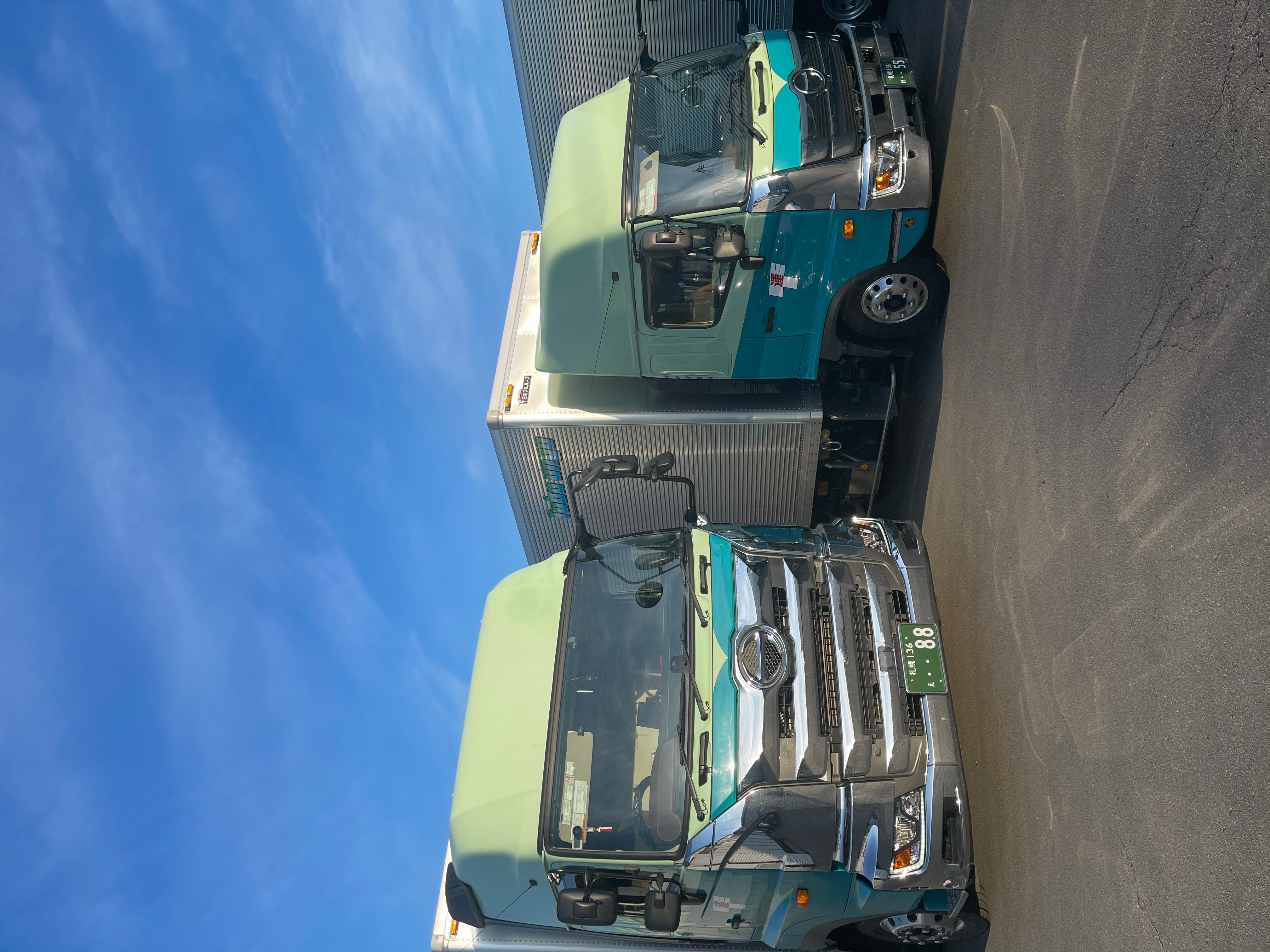 休日はしっかり確保、希望休も申請いただければ調整しています。顧客都合や場所により変動することもありますが、基本は9〜18時。みなさんの健康が第一なので無理のない運行計画を立てています。