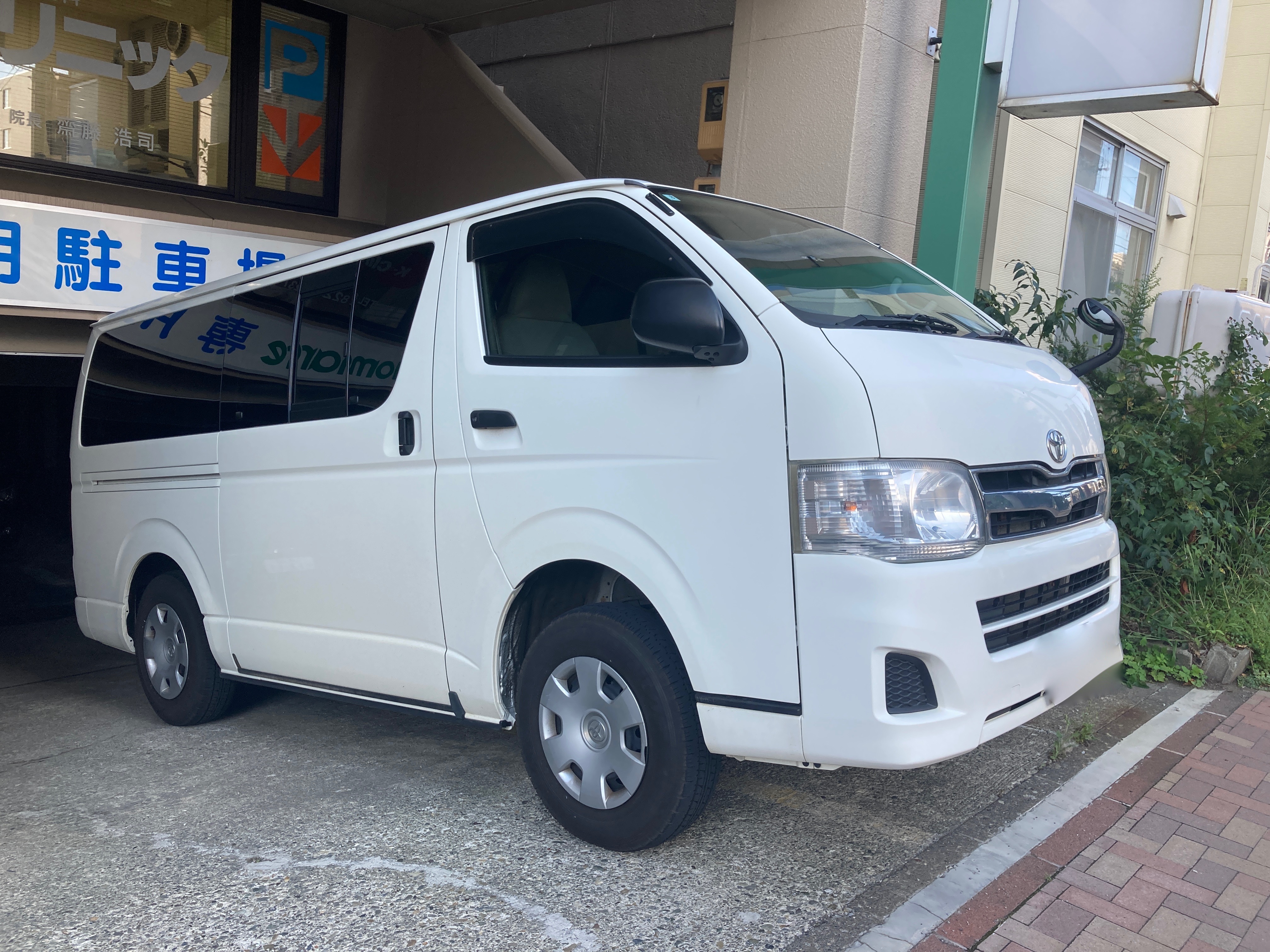 お客様先に訪問する際は、公共交通機関や社用車を使用します。
レンタル品の配送や組み立ては基本は提携業者様が行いますが、場合によっては自分で持って行くこともあるため、社用車はハイエースを使用しています。