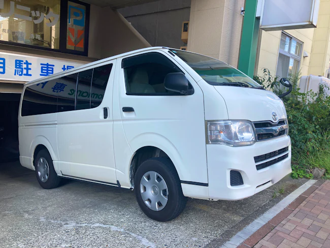 お客様先に訪問する際は、公共交通機関や社用車を使用します。
レンタル品の配送や組み立ては基本は提携業者様が行いますが、場合によっては自分で持って行くこともあるため、社用車はハイエースを使用しています。