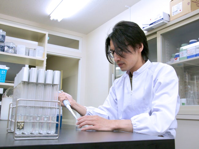 衛生点検のスタッフが拭き取った『汚れ』や『菌』は、自社の検査室で専門の検査員が培養しチェックしていきます。