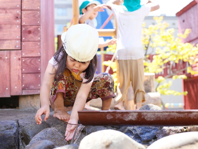 園内では、自然の中であそべる環境が揃っています。子どもたちが「自分でやる気持ち」を大切にしています。