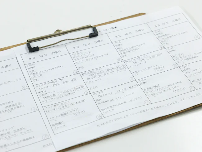 月替わりの献立表です。ちなみに作り方や味付けのルールはそんなに厳しくないんです。美味しい料理が提供できればOK。みんなでネットでレシピを検索したりして、プチ料理教室のような楽しい雰囲気で調理しています。
