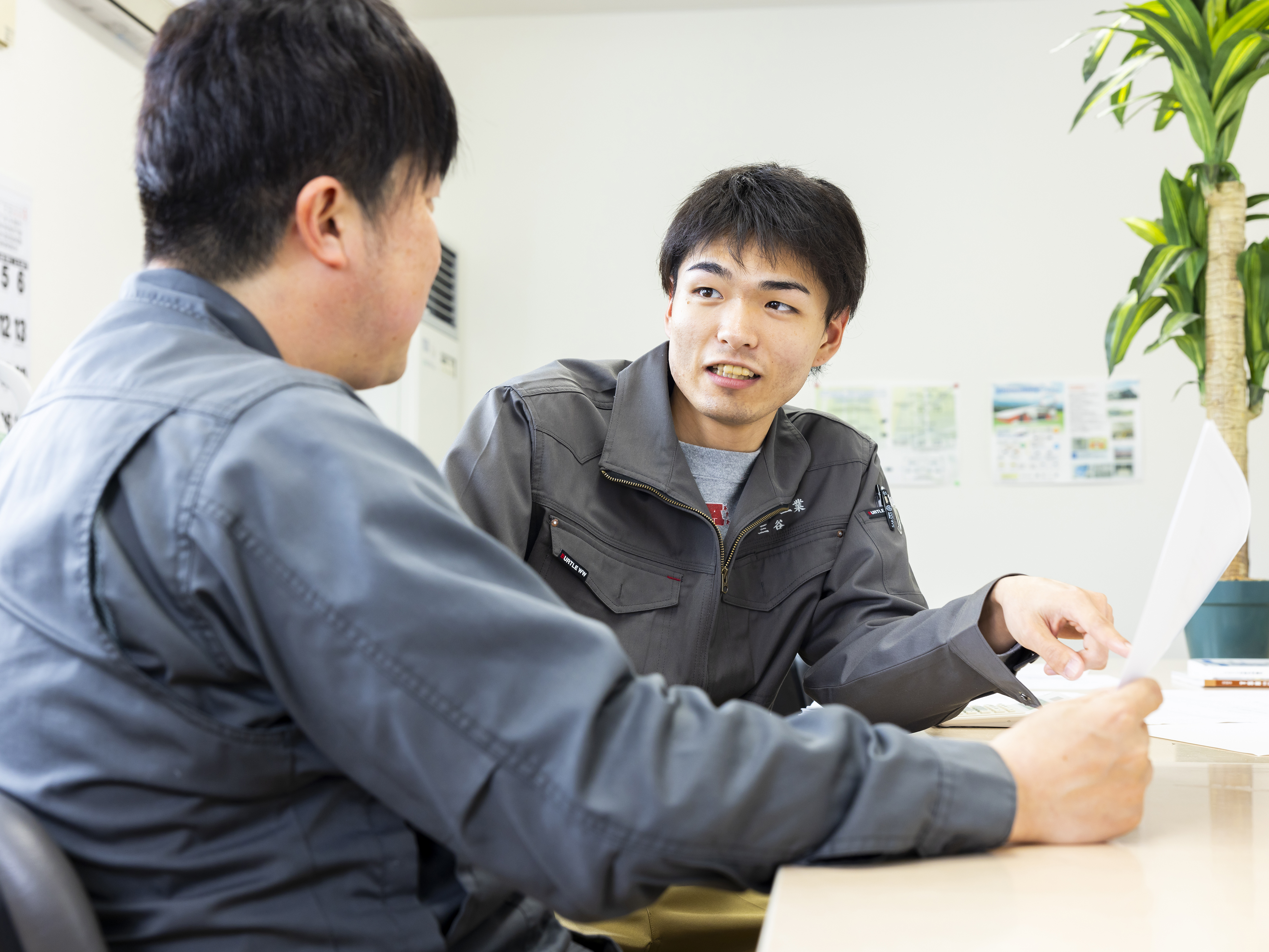 今年の4月に段取り管理スタッフとして入社したばかりの20代スタッフです。
周りの先輩スタッフに業界のことや仕事の流れを丁寧に教えてもらっています。
専門性のある仕事だからこそ基礎から丁寧に教えます。